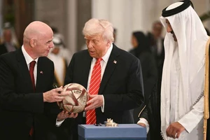 Đi theo Tổng thống Trump, chủ tịch FIFA Infantino bị chỉ trích