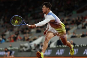 Tay vợt Mỹ thắng vất vả sau cuộc chiến kéo dài qua nửa đêm