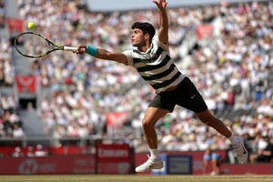 Alcaraz vất vả vào bán kết HSBC Championships