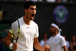 Carlos Alcaraz thoát hiểm trước lão tướng Fogini