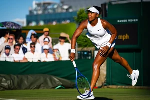 Naomi Osaka vươn cánh bay trên mặt sân cỏ Wimbledon