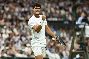 Alcaraz vượt qua thuốc thử Andrey Rublev