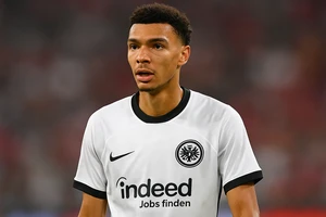 Liverpool vượt mặt Man United và Newcastle