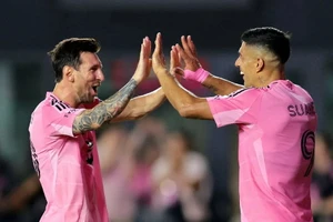 Lionel Messi tiếp tục bị loại, Suarez lập cú đúp