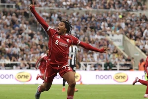 Van Dijk “nắn gân” cầu thủ ghi bàn trẻ nhất lịch sử cho Liverpool