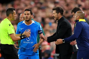 Liverpool thắng phút bù giờ, HLV Simeone giãi bày lý do mất quyền chỉ đạo