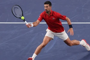 Djokovic tả tơi vẫn giành quyền vào tứ kết giải Thượng Hải Masters