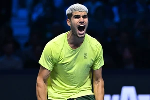 Alcaraz vượt mặt Sinner kết thúc năm với vị trí số 1