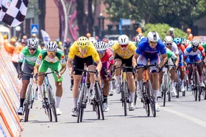 "Phản lực cơ" tiếp tục bứt phá tại Đồng Hới, nới rộng khoảng cách áo xanh