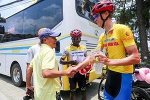 Mugisha Moise “xé toang” áo chấm đỏ, TP.HCM đoạt “cú ăn 3” chấn động