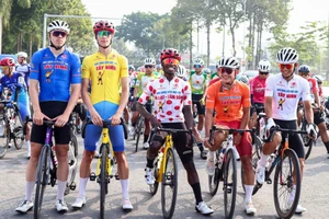 Chùm ảnh đội đua TP.HCM đoạt “cú ăn 3”, Yarash đăng quang áo vàng