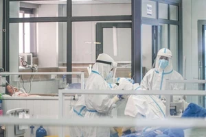 Hà Nội: Bệnh nhân COVID-19 nặng phải thở oxy tăng cao