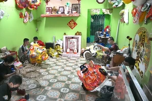 Nghề làm đầu lân tất bật chuẩn bị cho mùa Tết 