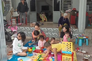 Video: Lo lắng dịch bệnh, công nhân ở Đà Nẵng không về quê ăn Tết