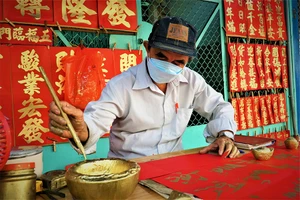 Video: Ông giáo già và niềm đam mê làm ‘thầy đồ’ hơn 50 năm