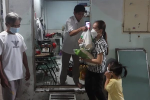 Video: Ông chủ trọ U80 có tấm lòng nhân hậu