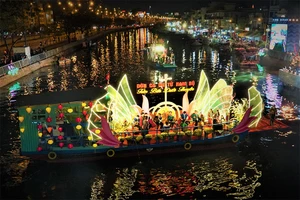 Video: Người dân TP.HCM nô nức đi nghe đờn ca tài tử trên ghe bầu