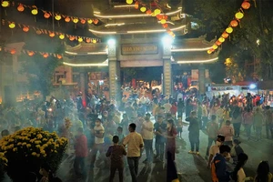 Video: Người dân xuống phố đón giao thừa, đi lễ chùa hái lộc đầu năm