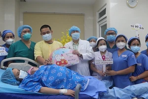 Video: TP.HCM: 4 em bé chào đời vào thời khắc giao thừa Nhâm Dần 2022 