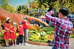 Video: Mùng 1 Tết, đường phố TP.HCM vắng lặng và bình yên