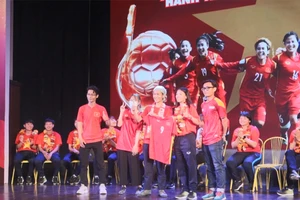 Video: Người hâm mộ TP.HCM phấn khởi giao lưu với đội tuyển nữ Việt Nam