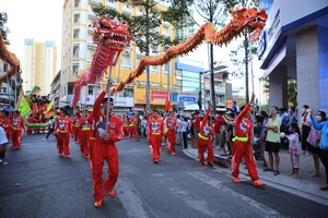 Video: Hàng ngàn người đón xem diễu hành đường phố mừng Tết Nguyên tiêu 2022