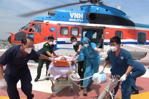 Video: Lần đầu tiên trực thăng cấp cứu bệnh nhân từ Trường Sa về BV Quân Y 175