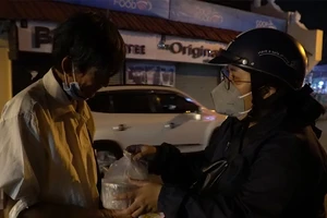 Video: Cô gái trẻ dành 10 năm thanh xuân để giúp đời, cứu người miễn phí