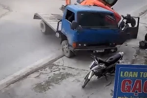 Video: Máy múc trên xe tải lật đè chết người đàn ông