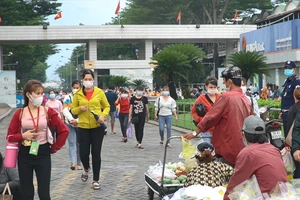 Video: Muôn cách vượt khó của người lao động nghèo trước 'bão giá xăng'