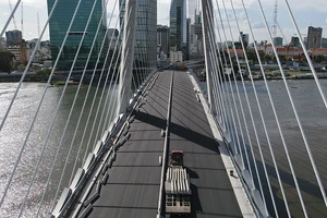 Video: Gấp rút trải thảm nhựa, lắp con lươn cầu Thủ Thiêm 2