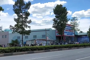 Video: Hàng trăm 'quái xế' chặn đường đua xe ở Bình Dương