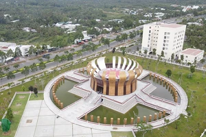 Video: Ngắm Đền thờ Vua Hùng tại Cần Thơ từ trên cao