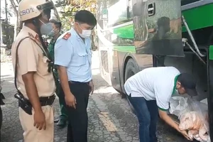 Video: Xe khách chở hàng chục xác heo không rõ nguồn gốc, bốc mùi hôi thối