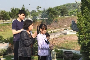 Video: Nhiều người Hà Nội tranh thủ ngày nghỉ lễ đi tảo mộ dịp tết Thanh minh