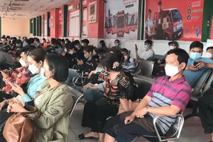 Video: Bến xe miền Tây đông nghẹt người về quê dịp Giỗ tổ Hùng Vương