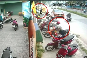 Video: Nhóm thanh niên lừa bảo vệ dàn cảnh trộm xe trước trường mầm non