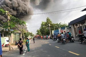 Video: Cháy lớn tại công ty cơ khí ở Hóc Môn, thiêu rụi nhiều tài sản