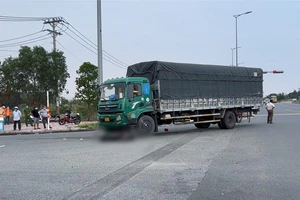 Video: Thương tâm bà chở cháu gái đi giao cá, bị xe tải cuốn vào gầm