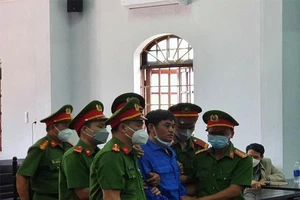 Video: Cựu bí thư xã giết người đốt xác đập bàn, chửi bới khi bị tuyên án tử