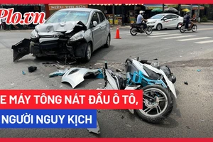 Video: Xe máy chạy tốc độ cao tông nát đầu ô tô, hai thanh niên nguy kịch