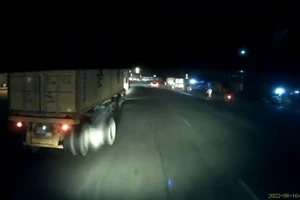 Video: Bánh xe container văng ra, va trúng hai người đi đường