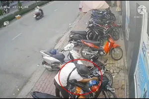 Video: Nam sinh đi dạy thêm bị trộm lấy mất xe máy