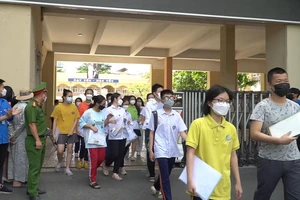 Video: Kết thúc môn Văn, thí sinh ở Hà Nội vui vẻ rời phòng thi