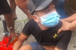 Video: Người dân vây bắt thanh niên vào cửa hàng trộm điện thoại