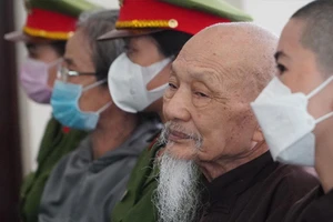 Video: Hoãn xử vụ ông Lê Tùng Vân ‘Tịnh thất Bồng Lai’