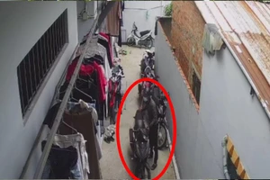 Video: Thản nhiên mở cửa vào khu trọ trộm xe máy của sinh viên