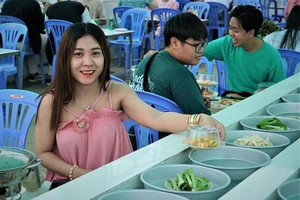 Video: Lẩu băng chuyền nước ‘cây nhà lá vườn’ gây sốt mạng xã hội