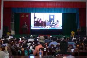 Video: Hàng trăm người từ xa đến Long An để xem toà xử vụ ‘Tịnh thất Bồng Lai’