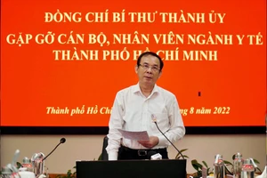 Bí thư Nguyễn Văn Nên: “Người dân bệnh bác sĩ lo, bác sĩ không khỏe thì ai lo?”